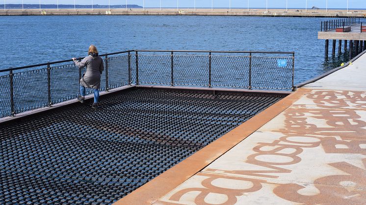 Den nya nätbalkongen Landgång sticker ut över havet intill konstverket Mikrokosmos. 