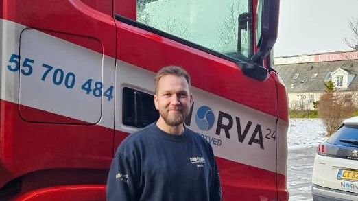 35-årige Martin Hansen fra Næstved har netop afsluttet sin læretid hos Norva24 Danmark, hvor han nu er fastansat spuleoperatør. Foto: Norva24 Danmark