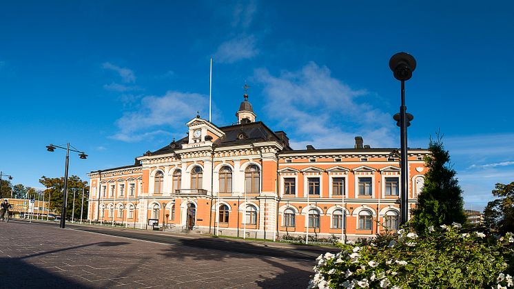 Are toteuttaa taloteknisiä töitä Kuopion kaupungin omistamiin ja hallinnoimiin kiinteistöihin, kuten kouluihin, virastotaloihin ja kuvan kaupungintaloon (kuva: Kuopion kaupunki/Soile Nevalainen).