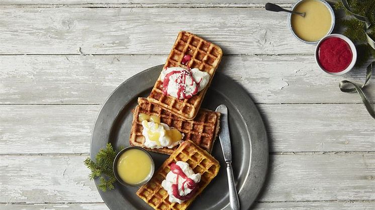 Omfamna höstmörkret med varm choklad, sötsyrlig curd och frasiga våfflor