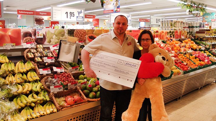 Spendenübergabe im Rewe-Markt Daniel Reiche