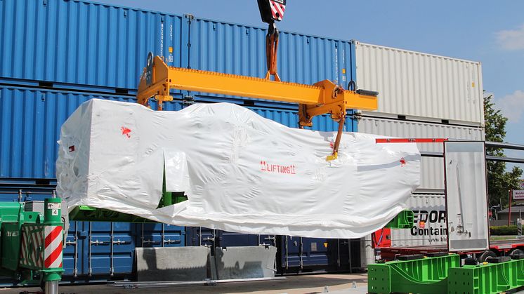 Insgesamt 40 Tonnen (36 t BHKW, 4 t Traverse) schweben wie von Geisterhand gehoben auf die Montageplattform..