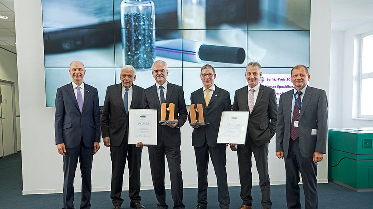 Karim Kudsi (3.v.l.) und Prof. Dr. Michael Herzog (4.v.l) erhielten gemeinsam den Seifriz-Preis 2017 des deutschen Handwerks.  © handwerk magazin