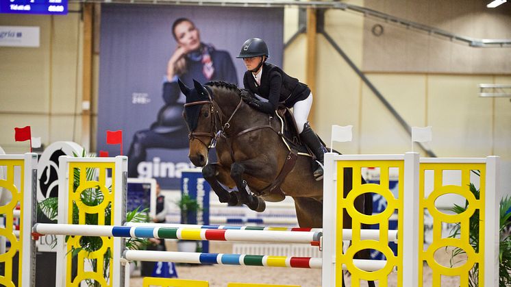 Julie Carlberg och Elegance CC tog hem vinsten efter en hård omhoppning. Foto: Haide Westring.