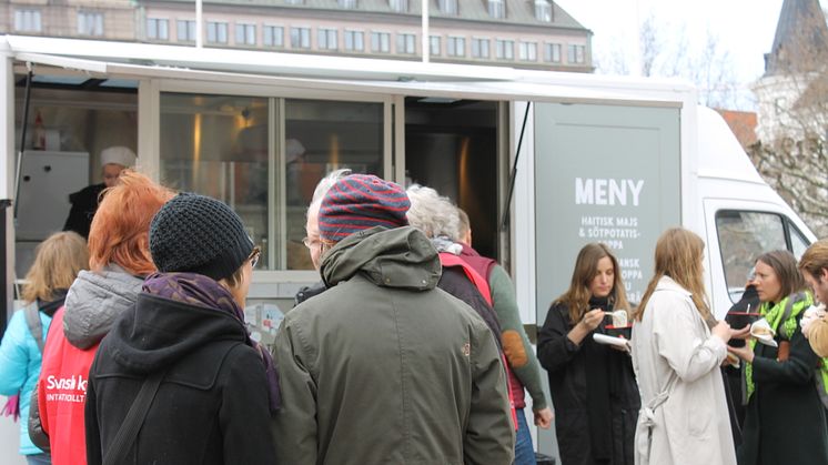 Svenska kyrkans Food truck-turné på Stortorget i Malmö söndagen den 23 mars
