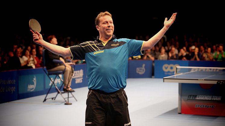 Jan-Ove Waldner, på bild, och Jörgen Persson spelar uppvisningsmatch i varuhuset. Foto: © Christophe Neuville/ITTF.