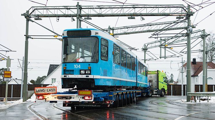 Blir nye råvarer: Tirsdag forlot vogn 104 trikkebasen til Sporveien på Holtet i Oslo. Ferden gikk til Fredrikstad der trikkene blir demontert. Noen av delene blir smeltet om til nye vedovner. Foto: Alf Simensen NTB / kommunikasjon