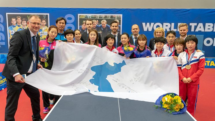 Det enade Korea-laget tillsammans med representanter från VM-organisationen.  Foto: Destination Halmstad