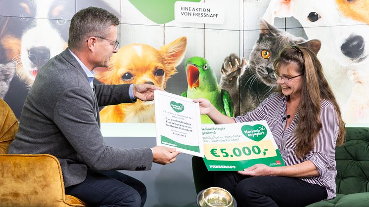 Burgenländisches Tierschutz-Engagement des Jahres: Hermann Aigner, Geschäftsführer Fressnapf Österreich, übergibt den Goldenen Fressnapf an Dr. Claudia Herka vom Tierheim Parndorf