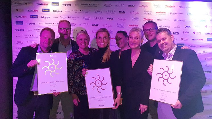 Norwegians salgsteam med de tre prisene fra Grand Travel Awards