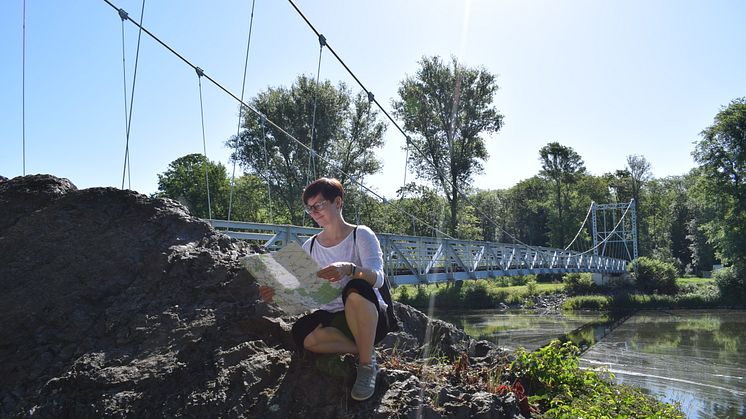 Wanderin bei der Hängebrücke in Grimma - Foto: Stadt Grimma