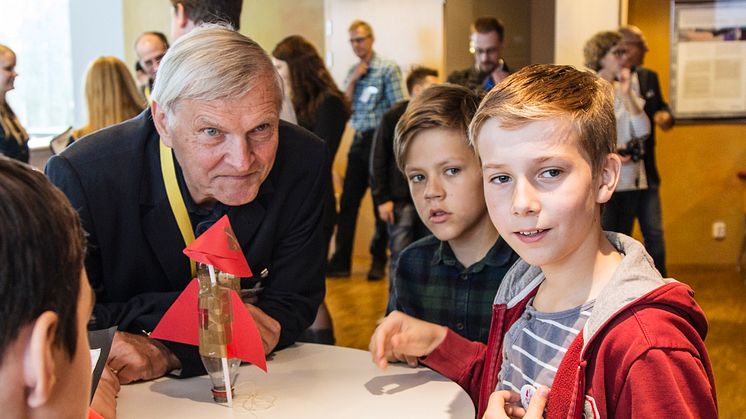  Dr Ernst Messerschmid och elever när astronauterna landade på Volvo CE i Braås -