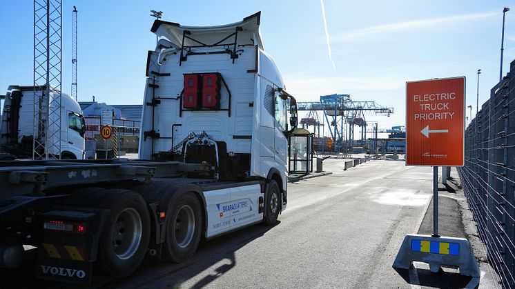 Här sker den första passagen genom den nya "gräddfilen" för ellastbilar i APM Terminals port 4. Bild: Göteborgs Hamn AB.