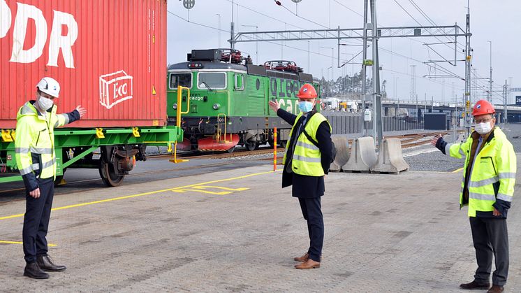 Photo, from left: Alexander Johansson, Sales & Marketing Officer at Hutchison Ports Sweden, Roy Hayward, Business Development Executive at Containerships and Lawrence Yam, CEO at Hutchison Ports Sweden.