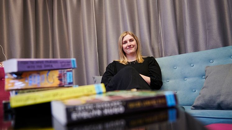 Linda Hurtig är projektanställd ungdomsbibliotekarie i Piteå kommun sedan hösten 2022. Foto: Maria Fäldt