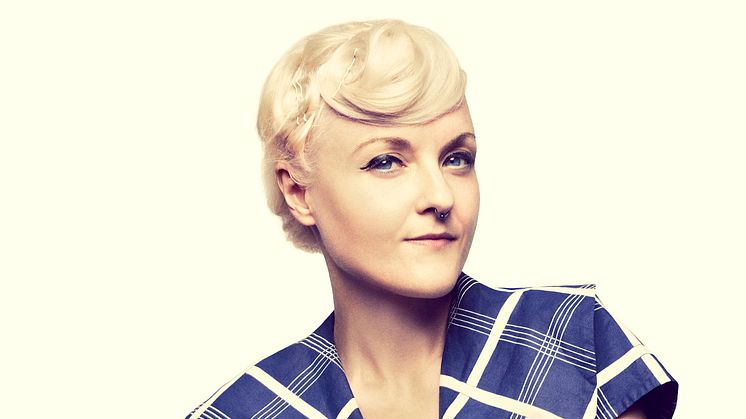 Modekreatören Bea Szenfeld designar årets dogtag för Stockholm Pride