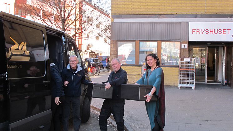 Aida Alakrawi, verksamhetsansvarig för Barn till ensamma mammor och Nikola Asancaic från Fryshuset tar emot dagens lunch som levereras av Harun Ileri och Mahmoud Gazawi från restaurang Laziza i Dockan, Malmö.