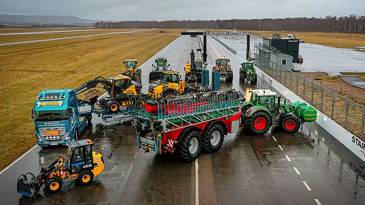 Efter två års framgångsrikt samarbete med Skåne Truckshow har vi fått blodad tand. Den 9-10 maj 2025 lanserar vi Skånska Maskinmässan, ett event som riktar sig mot aktörer inom entreprenad och lantbruk. 