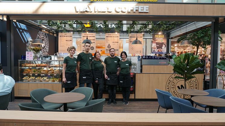 Franchisetagare Ali Can med medarbetare inför öppning av Wayne's Coffee i Kongahälla Center