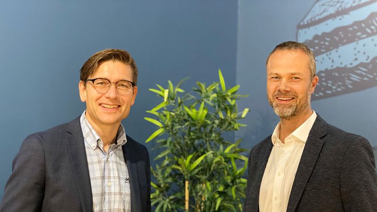 Dag Øyvind Lien fra Ambita (tv) og Frode Eek fra Holte (th) forteller om samarbeidet mellom Ambita og Holte.