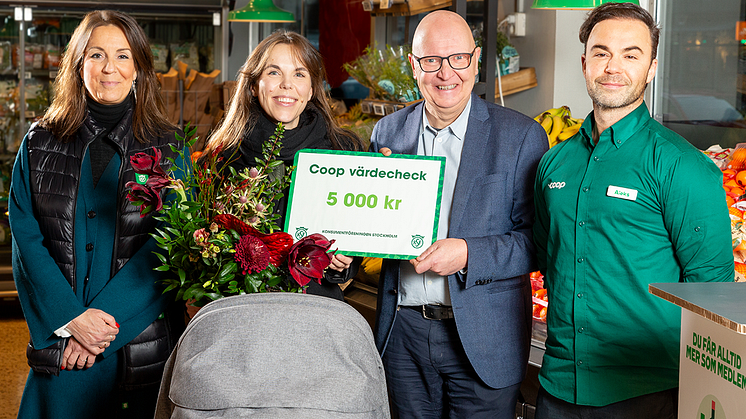 Från vänster: Malin Pellborn chef medlemsverksamheten på KfS, Elsa Häggström medlem nummer 1 300 000, Lars Ericsson vd på KfS, Alex Andric butikschef Coop Sveavägen.