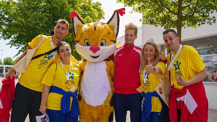 Bild på idrottare och ledare tillsammans med maskoten Speci-Lo under Special Olympics Games 2022 i Malmö.