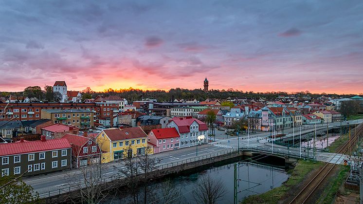 Stadskärnan är vårt ekonomiska, kulturella och sociala centrum. Det är svårt att samordna beslut om långsiktiga strategier och möta de utmaningar som stadskärnorna i Sverige står inför, en tydlig huvudman saknas, menar Svenska Stadskärnor