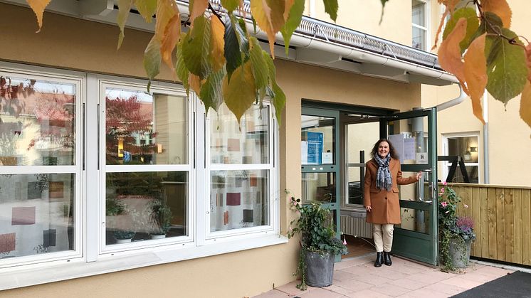 Helene Ljungqvist, verksamhetschef för vård- och omsorgsboenden i Kungsbacka kommun, utanför Signeshus vård- och omsorgsboende. Foto: Emma Hellström/Kungsbacka kommun