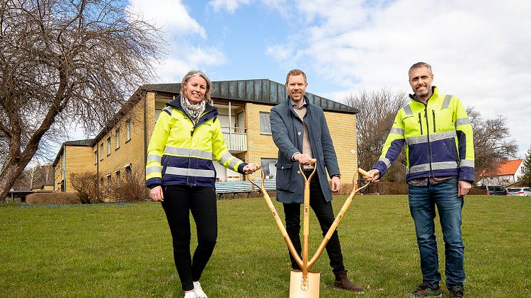 Spadtaget togs av Helena Norlykke, projektchef Skanska, Carl-Johan Baatz, vice vd ÖrebroBostäder samt Fredrik Johansson, produktionschef Skanska.