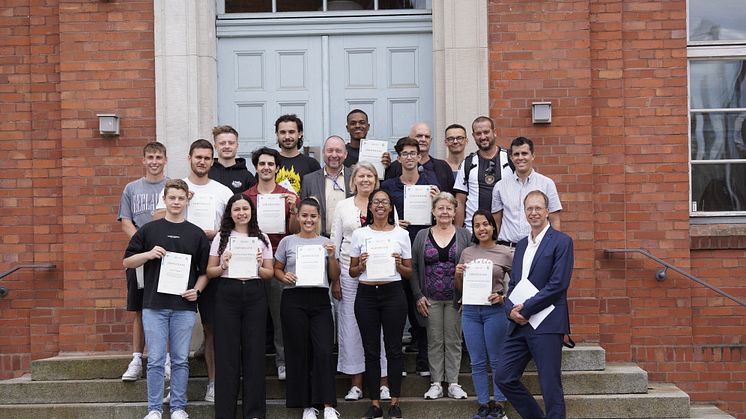 Glückliche Gesichter bei den kubanischen und deutschen Studierenden sowie dem Organisationsteam und Lehrpersonal der TU Havanna und der TH Wildau bei der Zertifikatsübergabe der deutsch-kubanischen Winter-/Summer-School 2023. (Bild: Mareike Rammelt)