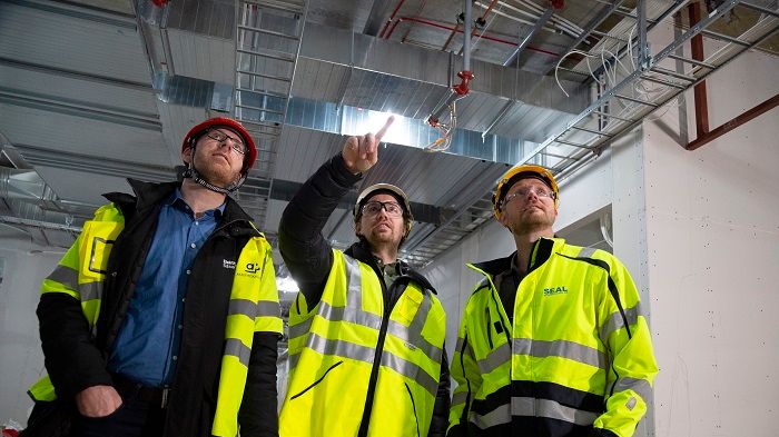 Christer de Wahl och Kristoffer Magnesten, Elektroskandia samt Anders Lindgren, SEAL Scandinavia, på plats i Campus Albano.