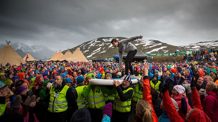 Daniel Kvammen surfer gjennom publikum på vei mot hovedscenen på Vinjerock 2015. Foto: Lars Østbye Hemsing
