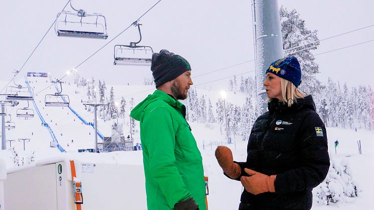 Finn Finnstedt, Teknisk specialist Hybricon och Ulrika Back, VD Svenska Skidspelen AB, samtalar om batteriet som ska ge fossilfri reservkraft.