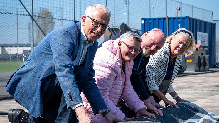 Sven Olof Bernhoff VD Skånefrö, Connie Asterman (S), Paul Thurn (SD) och Margreth Segerstein (M) från Kultur- och Fritidsnämnden rullar gemensamt upp gräsmattan på Österås IP – ett annorlunda första spadtag. Foto: Thomas Bengtsson, Fri Kommunikation