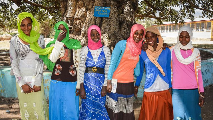 Sister Power-armbandet stödjer Barnfondens arbetet med tjejklubbar i Etiopien. Här driver tjejerna utvecklingen och anordnar aktiviteter. Teater är en metod som används för att sprida kunskap, bland annat om hälsoriskerna med könsstympning. 