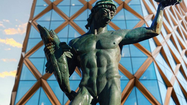 Poseidon-statyn flyttas till det nya expansiva området Gårda i Göteborg