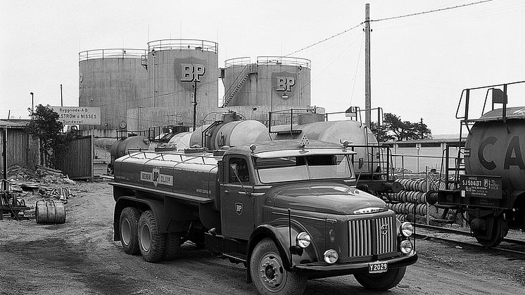 En tankbil i Sundsvalls oljehamn år 1954. Foto: Norrlandsbild/Sundsvalls museum