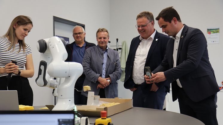„Moin Veroza“ – „Vechtaer Roboter zum Anfassen“ | RoboLab der Universität Vechta schließt mit Erfolg