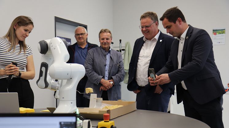 Auch bei der Abschlussveranstaltung konnten die Anwesenden noch einmal die Roboter hautnah erleben - hier serviert der CoBot ein Stück Kuchen.