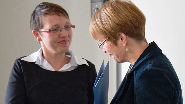 Brandenburgs Wissenschaftsministerin Dr. Martina Münch (r.) überreicht die Ernennungsurkunde. © MWFK