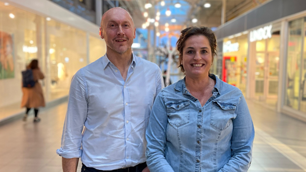 Magnus Franzén och Johanna Wihl leder näringslivsfrukosten. 