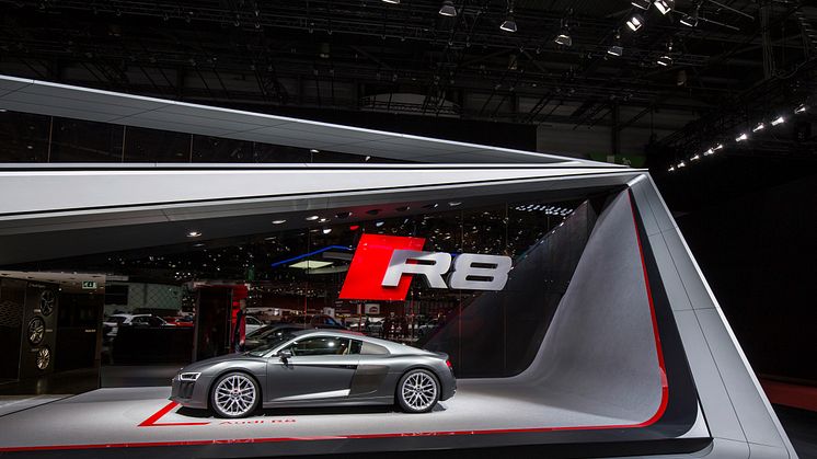 The new Audi R8 V10 on the Geneva Motorshow 2015 (side)