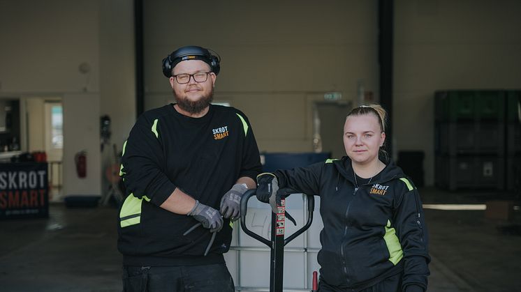 Robin och Hanna på SkrotSmart i Trelleborg trivs fint med att göra det enkelt att återvinna för alla.