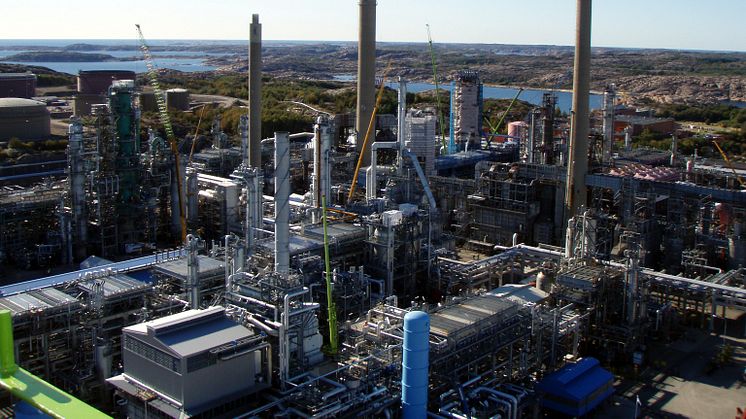 Preems raffinaderi i Lysekil har kapacitet att raffinera 11,4 miljoner ton råolja. Här produceras idag cirka 160 000 kubikmeter HVO-diesel och biobensin. Kapaciteten ska öka till 200 000 kubikmeter under 2019. Foto: Rustan Olsson.