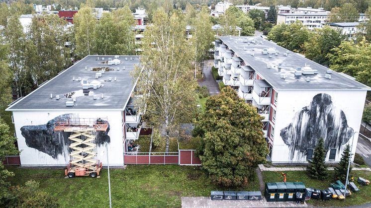 Jussi TwoSeven maalaa tällä viikolla teossarjaa Helsingin Kannelmäessä. Kuva: Kalle Viira.