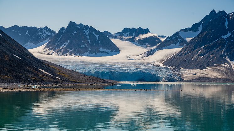 Fra skipet får gjestene panoramautsikt mot den spektakulære Svalbard-naturen. Foto: Hurtigruten Svalbard