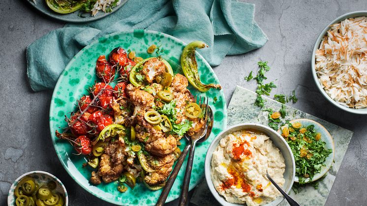 Shavarmakryddad rostad blomkål med babaganush, gula russin och jalapeno