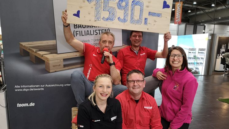 Stefan Bräuer (oben links) und Lars Dietterle (oben rechts) halten stolz das "Spendenbrett". Sarah Perner und Torsten Cerny freuen sich ebenfalls über die tolle Summe, die sie an Ulrike Herkner von Bärenherz (unten rechts) übergeben konnten 