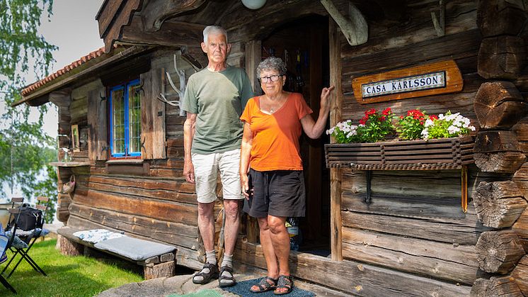 Rauha och Rudolf Karlsson vid sitt fritidshus. Fotograf: Rikard Samuelsson.