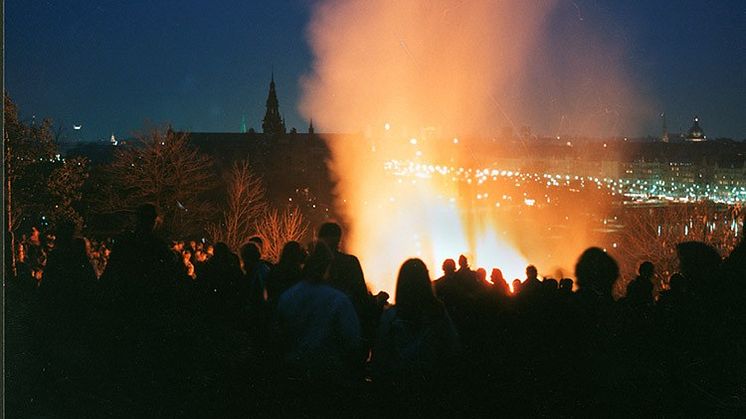 Valborgsmässoeld med Nordiska museet i bakgrunden. Foto: K W Gullers, ©Nordiska museet